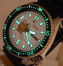 Load image into Gallery viewer, PRE_OWNED SEIKO 6309 SNOOPY MOD DIVERS WATCH AUTOMATIC DAY DATE WATCH FULLY SERVICED