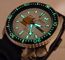 Load image into Gallery viewer, PRE_OWNED SEIKO 6309 SNOOPY MOD DIVERS WATCH AUTOMATIC DAY DATE WATCH FULLY SERVICED