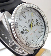 Load image into Gallery viewer, Pre-Owned Seiko Automatic 7002 Vintage Divers Watch Snoopy Peanuts Tennis Dial Custom