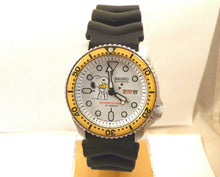 Load image into Gallery viewer, Seiko Ceramic Snoopy Loves Woodstock Automatic Divers Day Date Watch SKX007 Mo