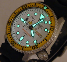 Load image into Gallery viewer, Seiko Ceramic Snoopy Loves Woodstock Automatic Divers Day Date Watch SKX007 Mo