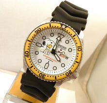 Load image into Gallery viewer, Seiko Ceramic Snoopy Loves Woodstock Automatic Divers Day Date Watch SKX007 Mo