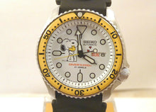 Load image into Gallery viewer, Seiko Ceramic Snoopy Loves Woodstock Automatic Divers Day Date Watch SKX007 Mo