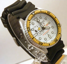 Load image into Gallery viewer, Seiko Ceramic Snoopy Loves Woodstock Automatic Divers Day Date Watch SKX007 Mo