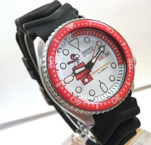 Load image into Gallery viewer, Seiko Ceramic Snoopy Red Baron Automatic Divers Day Date Watch SKX007 7S26-0020  Media 1 of 7