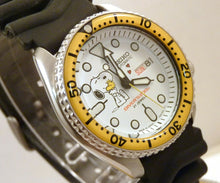 Load image into Gallery viewer, Seiko Ceramic Snoopy Loves Woodstock Automatic Divers Day Date Watch SKX007 Mo