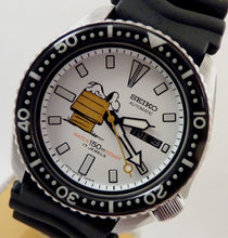 Load image into Gallery viewer, VINTAGE SEIKO 6309 SNOOPY MOD DIVERS WATCH AUTOMATIC DAY DATE WATCH FULLY SERVICED
