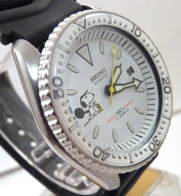 Load image into Gallery viewer, Custom Made Seiko Automatic 7002 Vintage Divers Watch Snoopy Peanuts Tennis Dial Custom modification.

