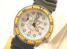 Load image into Gallery viewer, Seiko Ceramic Snoopy Loves Woodstock Automatic Divers Day Date Watch SKX007 Mo
