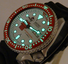 Load image into Gallery viewer, Seiko Ceramic Snoopy Red Baron Automatic Divers Day Date Watch SKX007 7S26-0020  Media 1 of 7
