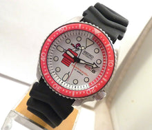 Load image into Gallery viewer, Seiko Ceramic Snoopy Red Baron Automatic Divers Day Date Watch SKX007 7S26-0020  Media 1 of 7
